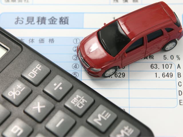 赤い車と見積書の画像